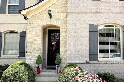 Image de The Hotty Toddy Townhouse! Sleeps 8, 3 Bedrooms, 3. 5 baths & 2 miles from Campus