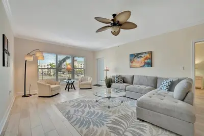 Image de On the Riverwalk; enjoy shops, bars and restaurants. Close to Anna Maria Island