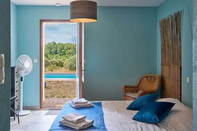 Image de Chambre d'hôtes 'Bleuet Adapté Pmr' avec terrasse privée, jardin commun et Wi-Fi