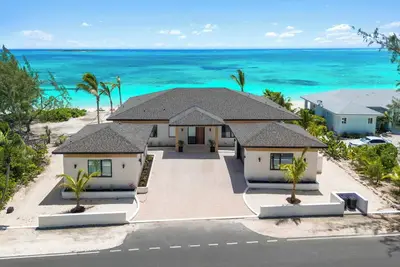 Image de Villa Summerwinds, , Beachfront on Flamingo Bay, Heated Pool + Carriage Home.