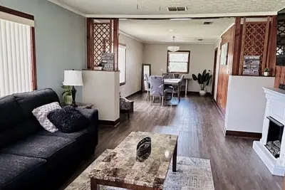Image de Spacious Lake Retreat for Families