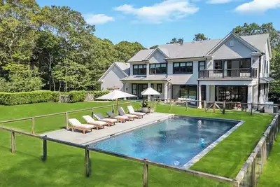 Image de Luxurious Southampton Family Retreat with Pool, Seamless Indoor-Outdoor. . .