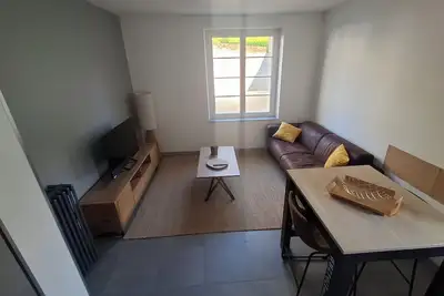 Image de Appartement Rdc avec cours. \nUne maison de ville qui comprend deux appartements.