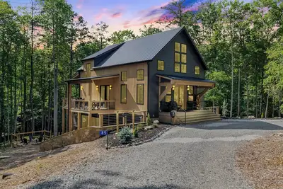 Image de Modern Cabin w/ Hot Tub, Fire Pit, Game Room – 10 Mins to Downtown Blue Ridge