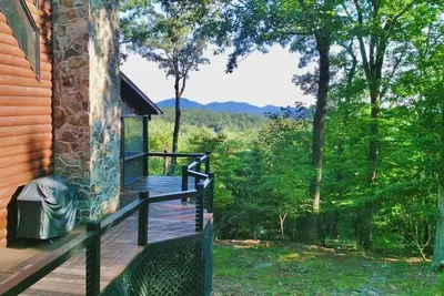 Image de Honey Bear Hideaway - Mountain Views - Paved Roads - Pup Friendly - Cozy - Wifi