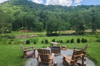 Image de Elk Falls Riverhouse - Charming 2-bedroom on the Elk River. WiFi, Ac