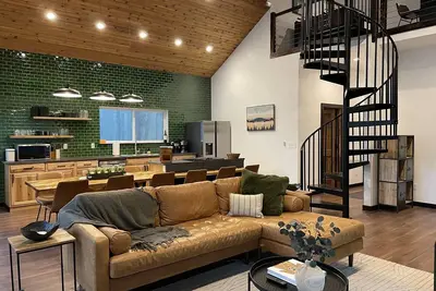 Image de Shotski's Lodge - Secluded Ski-In/Out with Hot Tub, Wildlife and Views