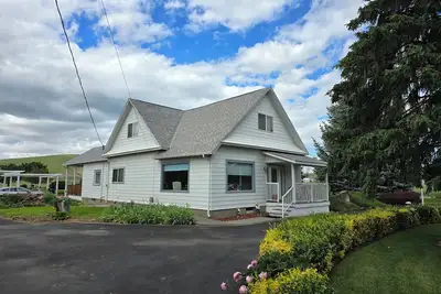 Image de Charming 5-bedroom farmhouse with a great yard in delightful Waitsburg