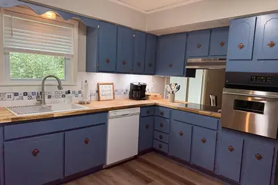 Image de New Violet's Dream. A Soft Place To Land. Charming, quiet 3-bed Sherwood home.