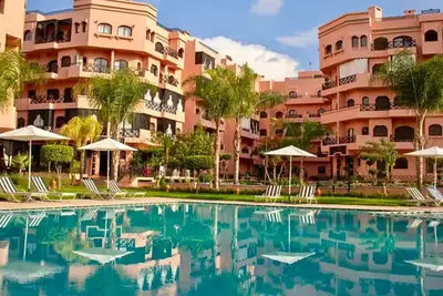 Image de Luxe et sérénité : jardin, terrasse et 5 piscines