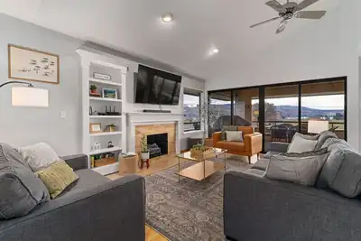 Image de Wapato Point Resort home with hot tub and views