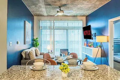 Central Phoenix Spot | Pool, Gym, Balcony +Parking