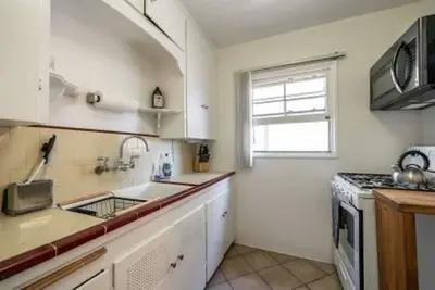 Image de 2 block walk to the Ocean - Fabulously Furnished - Gorgeous 2 Bdr Private Apt