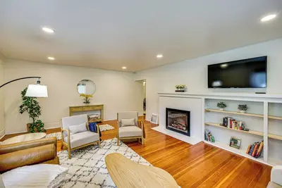 Image de 7 Mi to Mt Rainier Np: Home w/ Private Hot Tub!