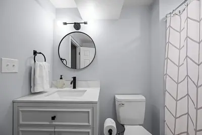 Image de Modern 4 Bedroom Home, New 2nd Bathroom, Large Fenced Backyard with Patio