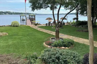 Image de Lakefront Garden Cottage- beach, screened porch, dock, private, amazing views!