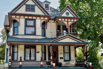 Image de Victorian Charm~Walk to downtown~Visit nearby wineries and farm stands this fall