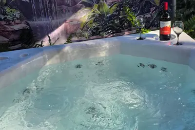 \"Romantic home with jacuzzi, 10 minutes from Clearwater Beach