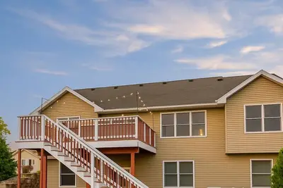 Image de Seven minute drive to the beach with great outdoor spaces for your whole family!