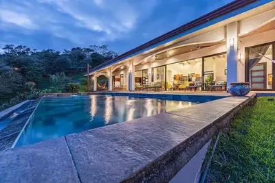 Image de Stunning 3-bedroom house with WiFi, infinity pool, rancho, Ac minutes from ocean