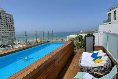 Image de penthouse with infinity pool and views