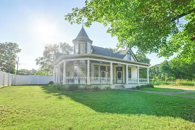 Image de 9 Mi to Kentucky Lake: Spacious Victorian Home!