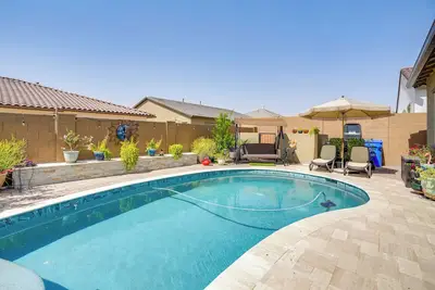 Image de 6 Mi to Surprise Stadium: Apt w/ Pool Access!