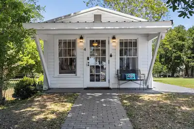 Image de Charming Coastal Cottage with a large private lot center of all the activity