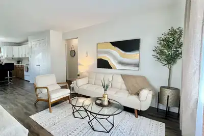 Image de Ysj Short Stays - 2 Bedroom Apartment with Private Patio!