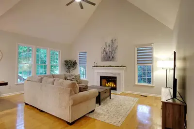 Image de Cozy Raleigh Tree Retreat