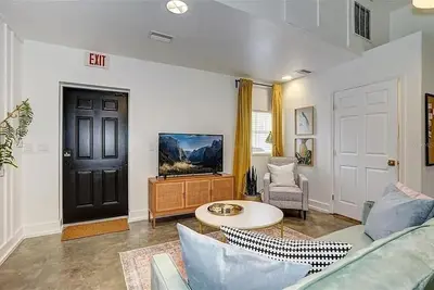 Image de Charming 1 bedroom carriage house Downtown Dunedin- can walk to everything!