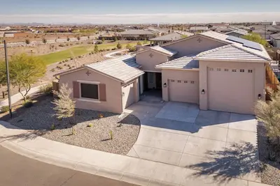 Image de 55+ community, pet friendly with fully fenced yard, a snowbirds dream.