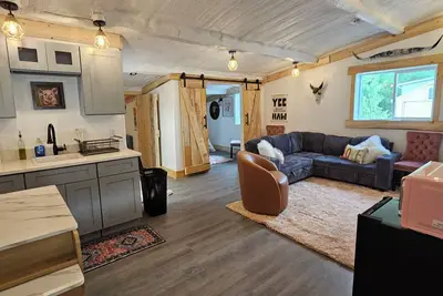 Image de Stay in the Pink Hayloft — Real Horse Barn, Hot Tub & Firepit!