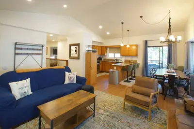 Image de The Mountain House - Game Room, Arcade Games, Foosball, Deck, Bbq