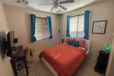 Image de Private Retro Pad~Quiet & Mod Vibe~15 min to Downtown & Airport