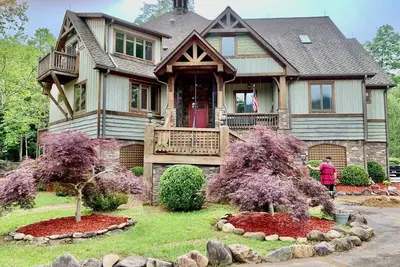 Image de 6 bedroom 5 bath house on 7 acres along the South Toe River near Asheville