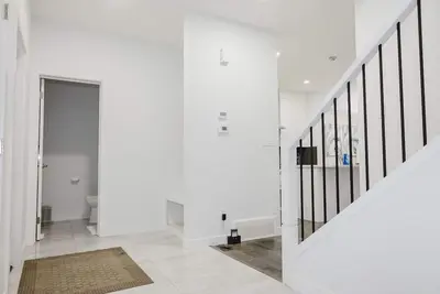 Image de Peaceful 3-bedroom house with WiFi in South Edmonton- 15 minutes to the airport