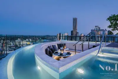 Image de Valley Lookout | Luxe 1br + Exclusive Rooftop Pool
