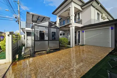 Image de This spacious studio features a fully equipped kitchen, and an inviting small pool