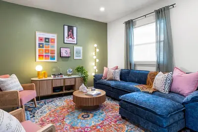 4br Designer Stay w/ Fire Pit, Bbq & Walkable to Attractions