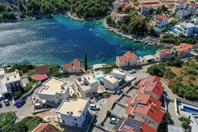 Image de Maison Mirrors (117031-K1) - Razanj