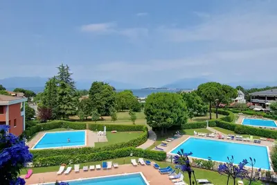 Image de Pool and Lake View. Newly renovated apartment 200mt from the lake