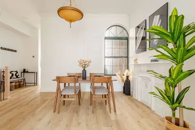 Image de Historic Brownstone with Backyard minutes to Nyc