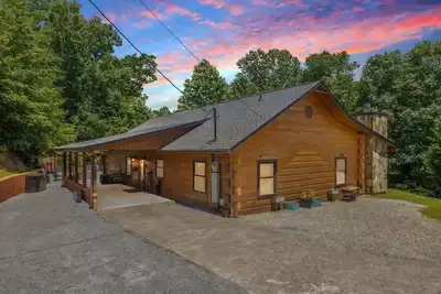 Image de Chasing Cubs Cabin by Beyond Expectations: 3br Cottage w/ Firepit & Bed Swing