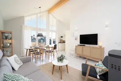 Image de Modern vacation home with covered terrace and sea view