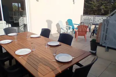 Image de Maison confortable Ă 100m de la plage avec grand balcon et jardin