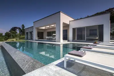 Image de Villa de design moderne avec piscine et magnifique vue lac! - Villa Camilla