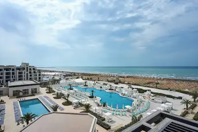 Image de Sea Breeze Resort, Beachfront apartment with balcony and sea view