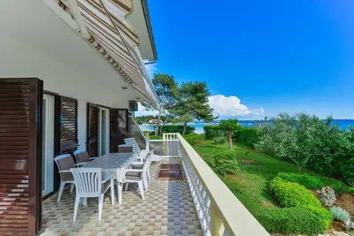 Image de Beachfront apartment Liverić 2