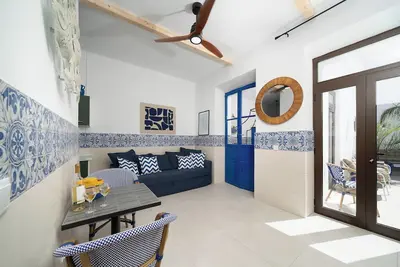 Image de Stylish 3br townhouse near Portimão promenade, 15 mins to Praia da Rocha. Private unit in historic building with shared patio, Ac in all rooms, fast Wi-Fi, and modern comforts.